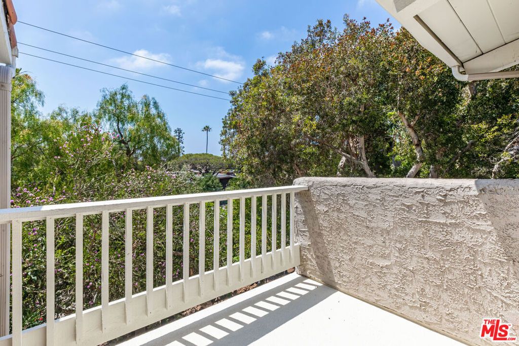 Image 20 of property listing at 28368 Rey De Copas Lane, Malibu, CA 90265