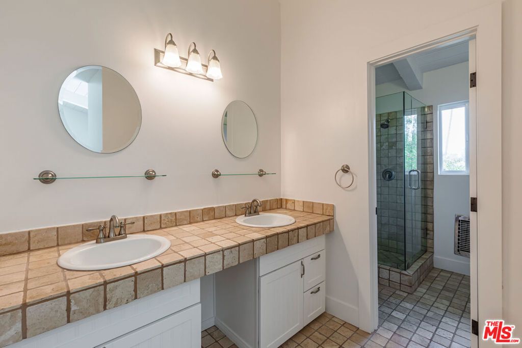 Image 24 of property listing at 28368 Rey De Copas Lane, Malibu, CA 90265