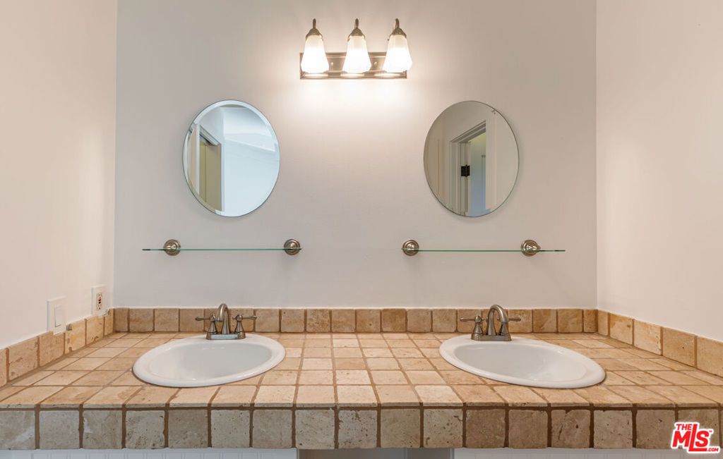 Image 25 of property listing at 28368 Rey De Copas Lane, Malibu, CA 90265