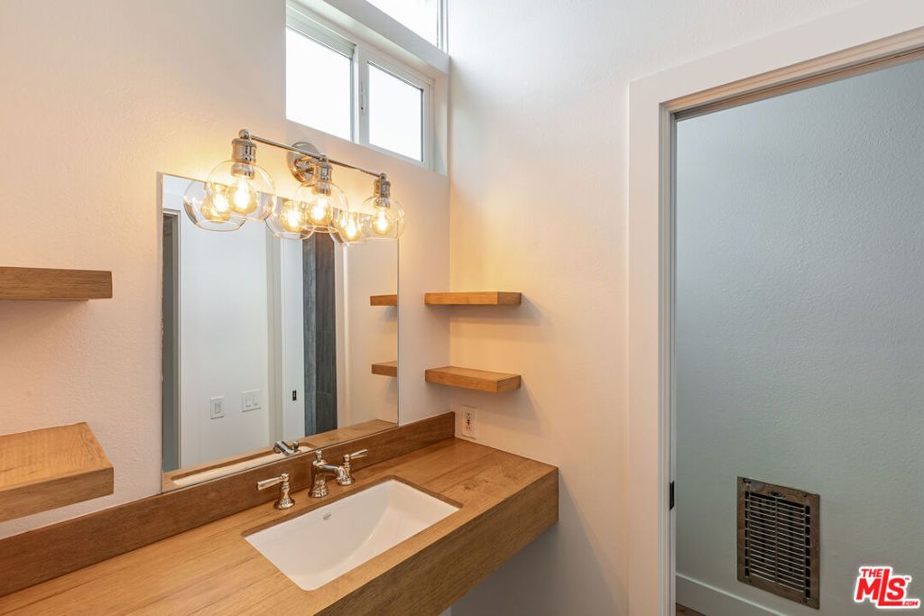 Image 29 of property listing at 28368 Rey De Copas Lane, Malibu, CA 90265