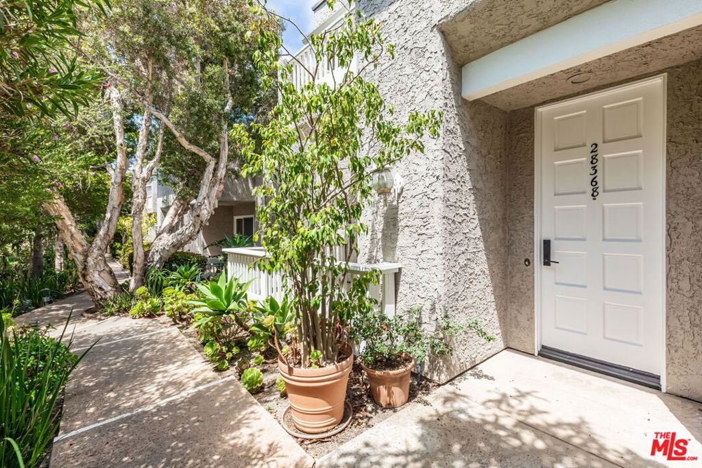 Image 31 of property listing at 28368 Rey De Copas Lane, Malibu, CA 90265