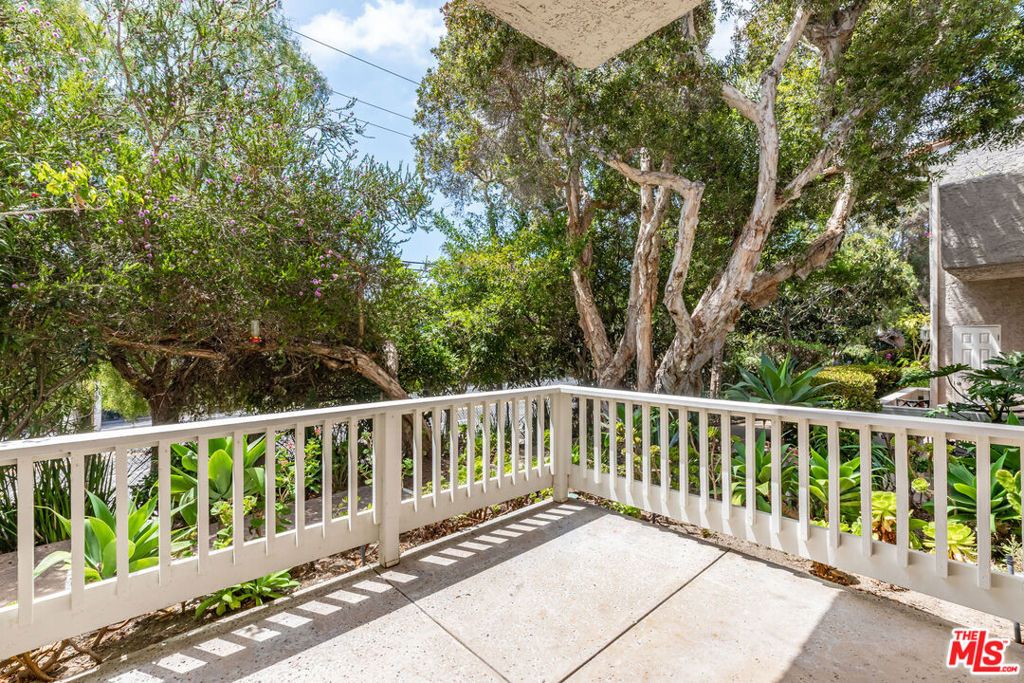 Image 7 of property listing at 28368 Rey De Copas Lane, Malibu, CA 90265