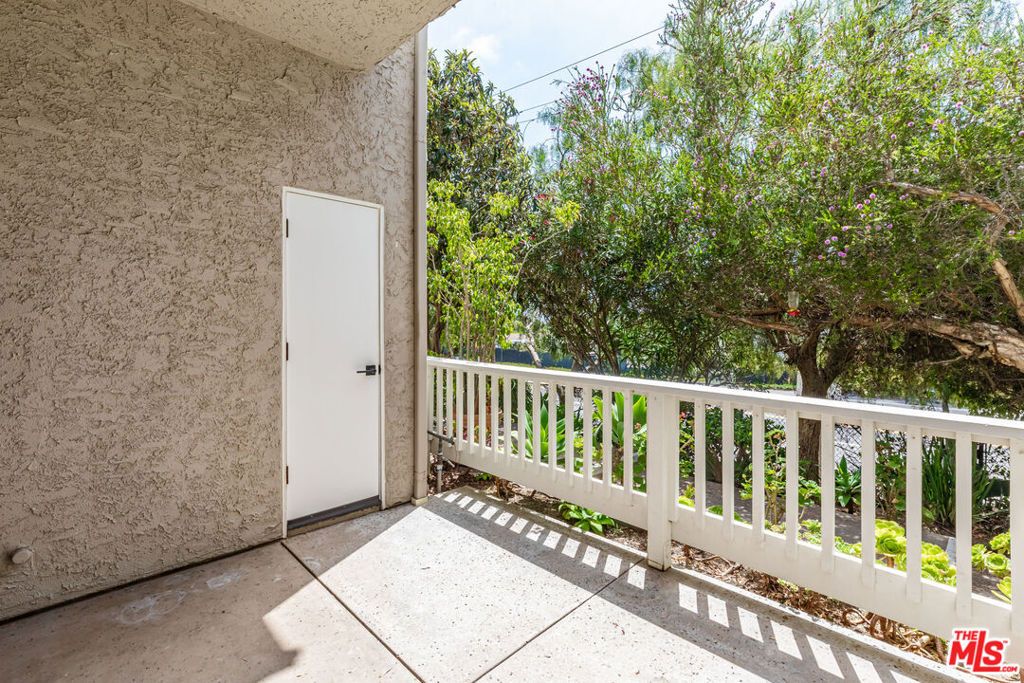 Image 8 of property listing at 28368 Rey De Copas Lane, Malibu, CA 90265