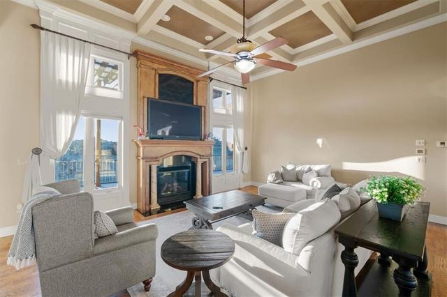 8050 N Caldwell Avenue, Parkville, MO 64152