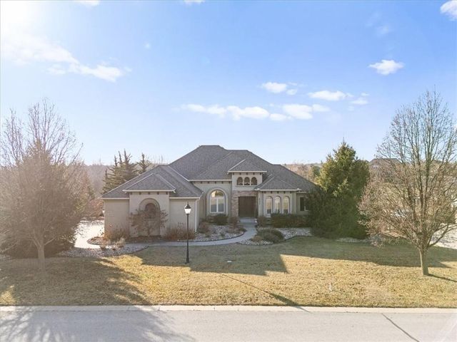 8050 N Caldwell Avenue, Parkville, MO 64152