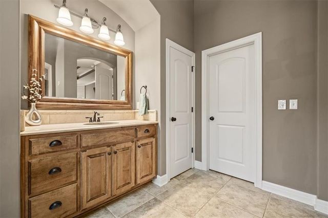 8050 N Caldwell Avenue, Parkville, MO 64152