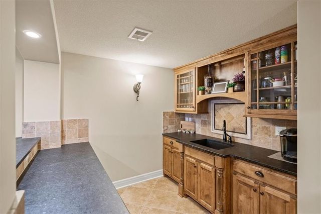 8050 N Caldwell Avenue, Parkville, MO 64152