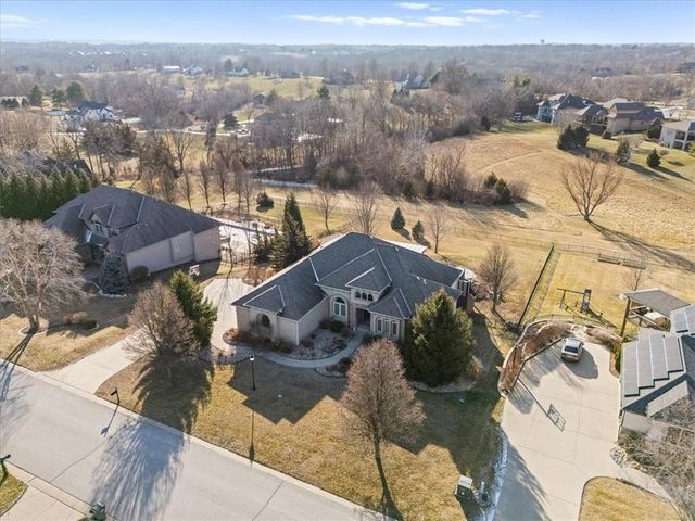 8050 N Caldwell Avenue, Parkville, MO 64152