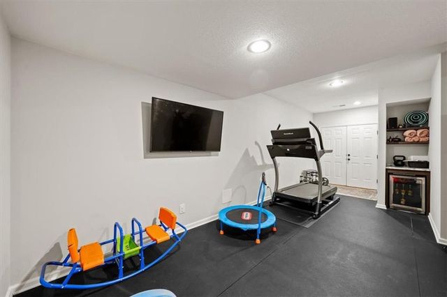 8050 N Caldwell Avenue, Parkville, MO 64152