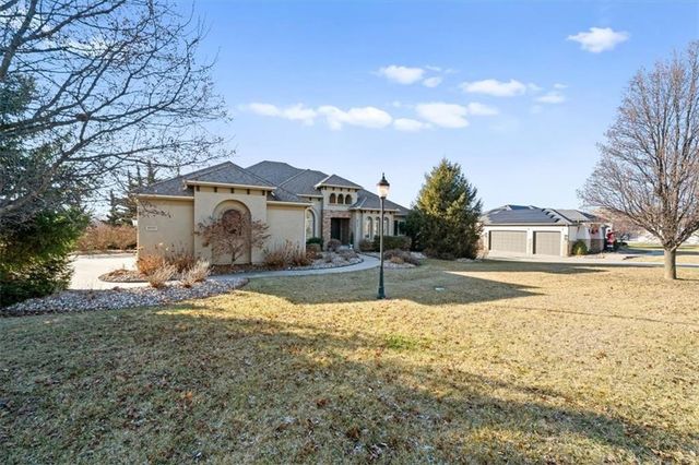 8050 N Caldwell Avenue, Parkville, MO 64152