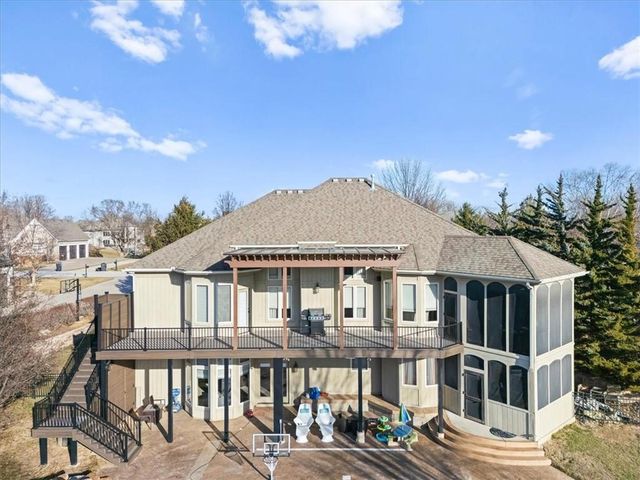 8050 N Caldwell Avenue, Parkville, MO 64152