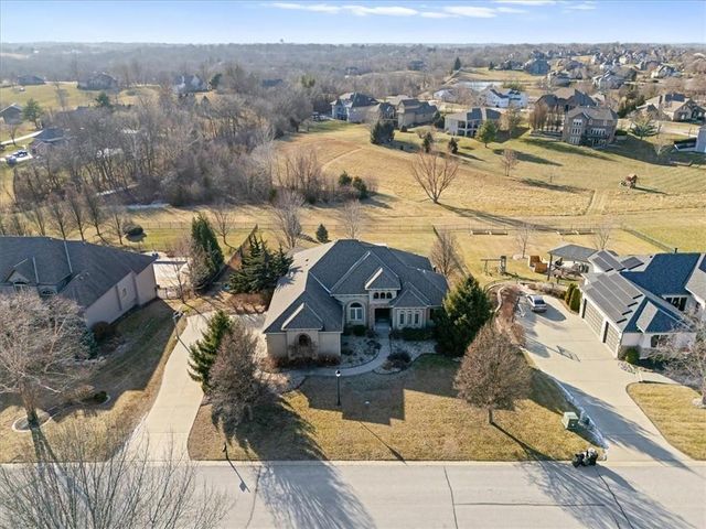 8050 N Caldwell Avenue, Parkville, MO 64152