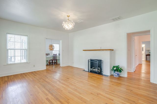 5613 Pershing Avenue, Fort Worth, TX 76107