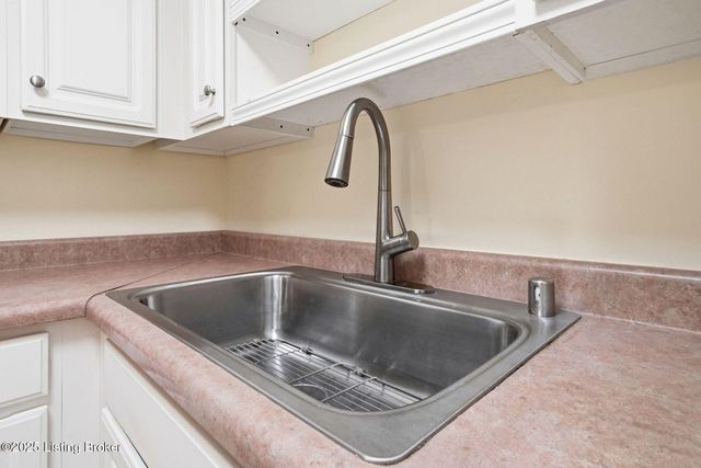 610 La Fontenay Ct, Louisville, KY 40223