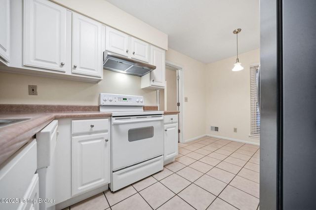 610 La Fontenay Ct, Louisville, KY 40223