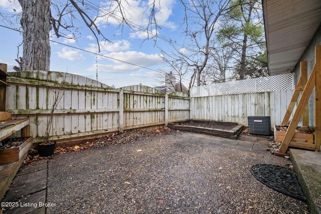 610 La Fontenay Ct, Louisville, KY 40223