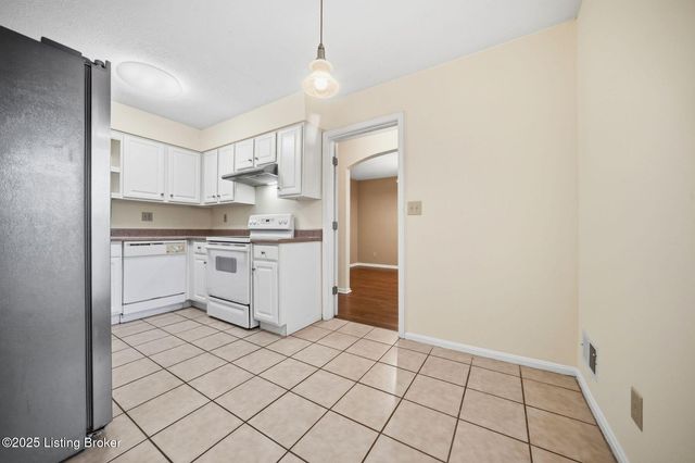 610 La Fontenay Ct, Louisville, KY 40223