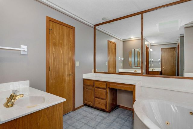 2524 S Overhill Avenue, Springfield, MO 65807