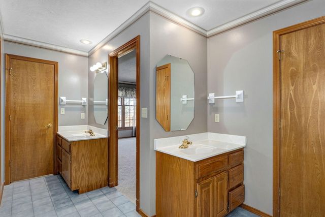 2524 S Overhill Avenue, Springfield, MO 65807