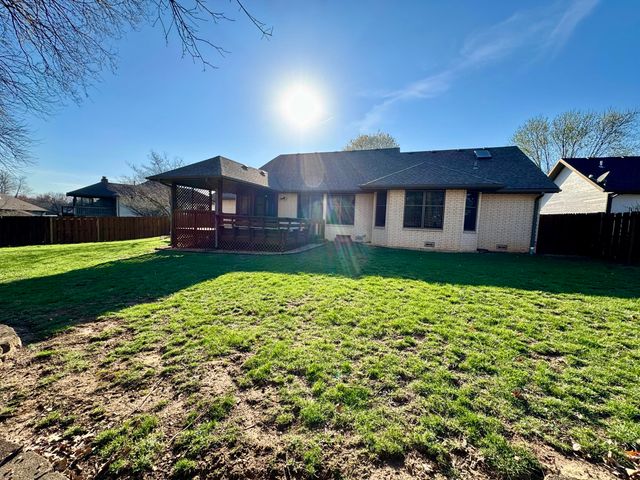 2524 S Overhill Avenue, Springfield, MO 65807