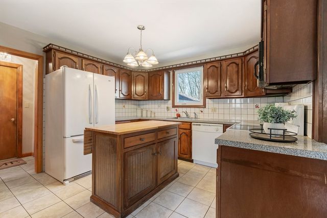 33 Silver St, Taunton, MA 02780