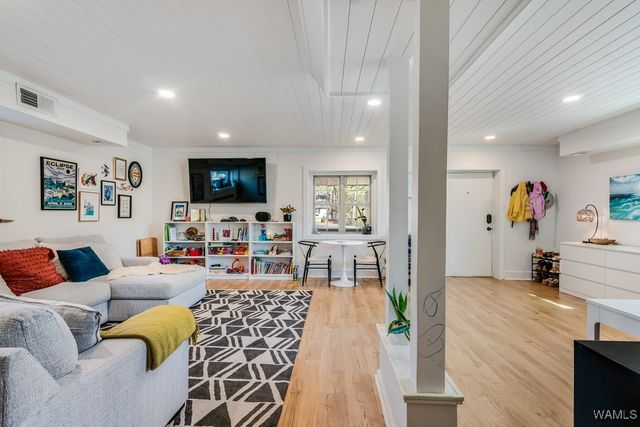 5328 Northwood Lake Dr W, Northport, AL 35473