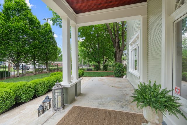 1015 Clifton Ln, Nashville, TN 37204
