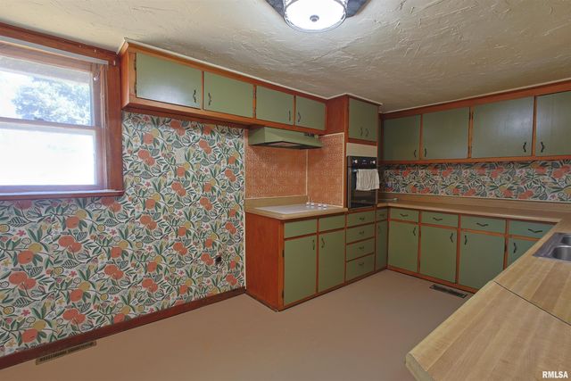 1020 N 16TH Street, Herrin, IL 62948