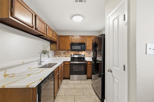 112 Churchill Lane, Euless, TX 76039