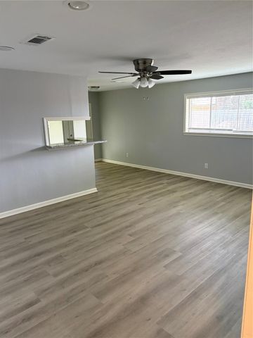 1402 Bellaire Boulevard, Alvin, TX 77511
