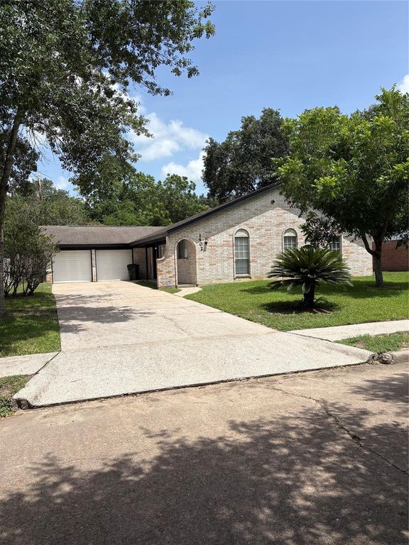 1402 Bellaire Boulevard, Alvin, TX 77511