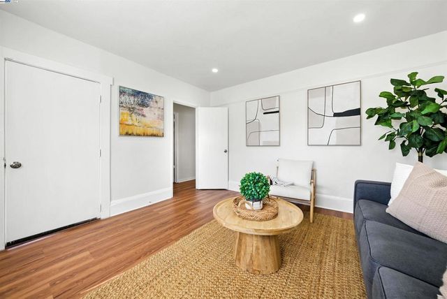 2539 Grande Vista Ave, Oakland, CA 94601