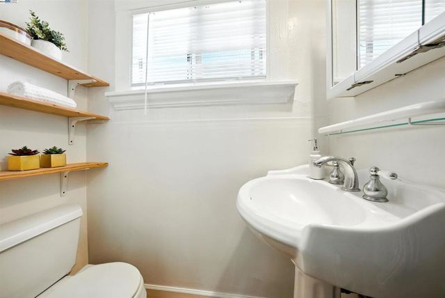 2539 Grande Vista Ave, Oakland, CA 94601