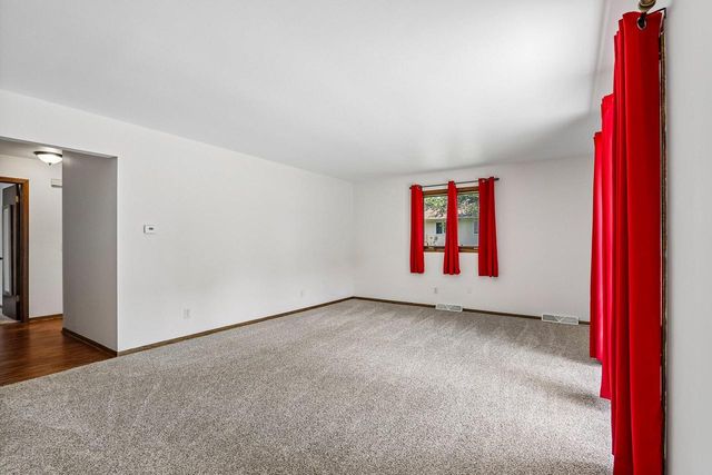715 Tamarack Dr E, West Bend, WI 53095