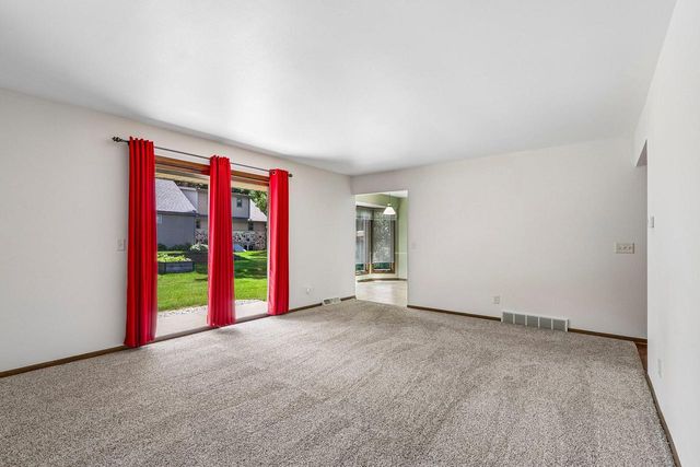 715 Tamarack Dr E, West Bend, WI 53095