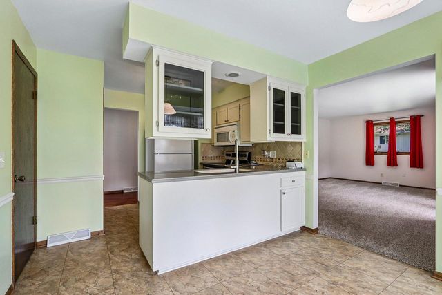 715 Tamarack Dr E, West Bend, WI 53095