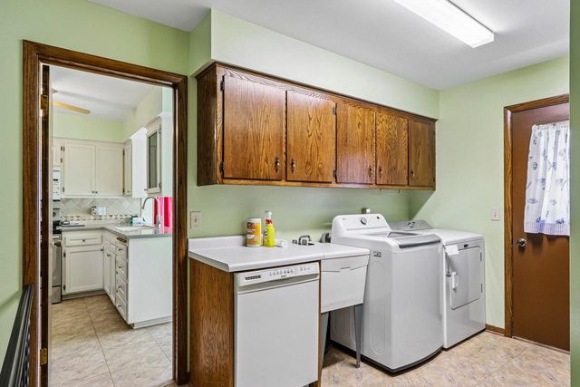 715 Tamarack Dr E, West Bend, WI 53095