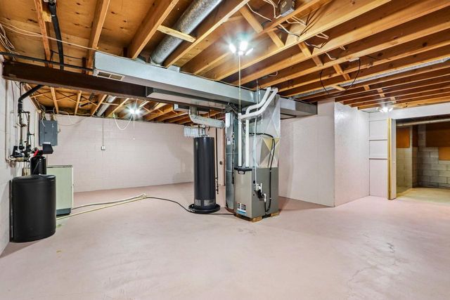 715 Tamarack Dr E, West Bend, WI 53095