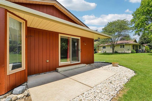 715 Tamarack Dr E, West Bend, WI 53095