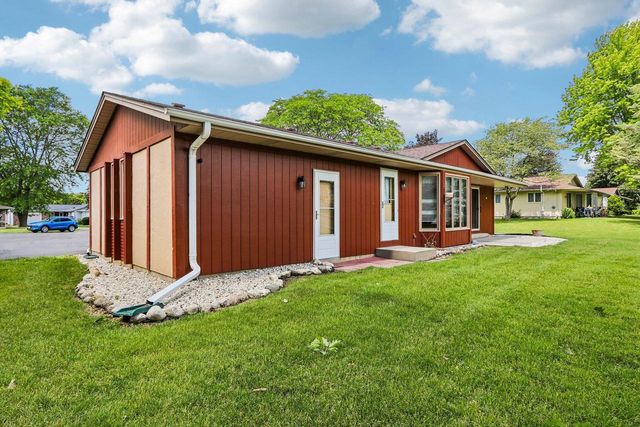 715 Tamarack Dr E, West Bend, WI 53095