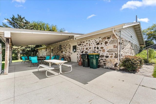 715 Tamarack Dr E, West Bend, WI 53095