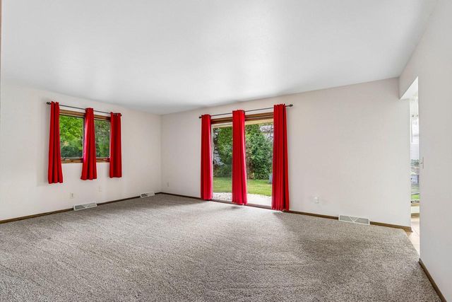 715 Tamarack Dr E, West Bend, WI 53095