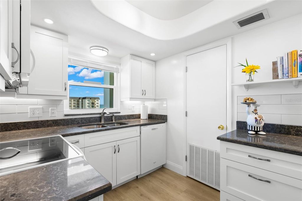 Image 18 of property listing at 9 FORBES PLACE 707, Dunedin, FL 34698