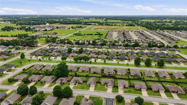 705 Olivia Lane, Centerton, AR 72719