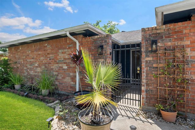 2335 Farriers Bend Drive, Friendswood, TX 77546