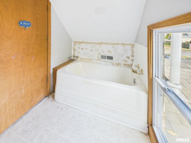 858 N DIAMOND Street, Jacksonville, IL 62650