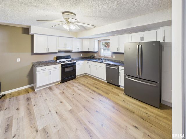 858 N DIAMOND Street, Jacksonville, IL 62650