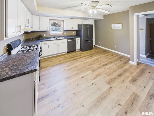 858 N DIAMOND Street, Jacksonville, IL 62650