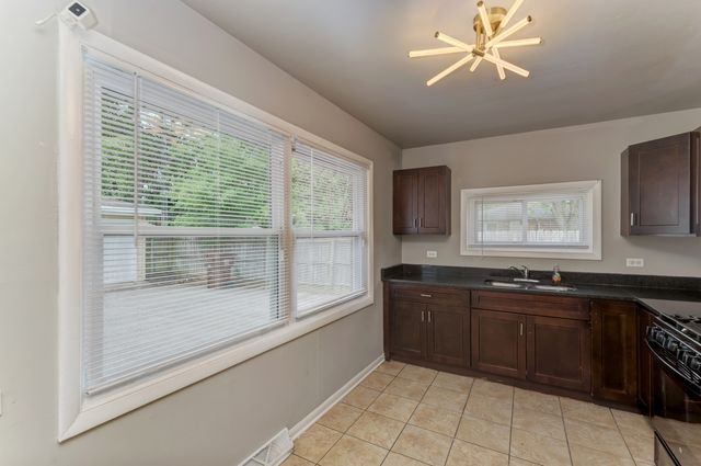 2837 Oxford Drive, Markham, IL 60428