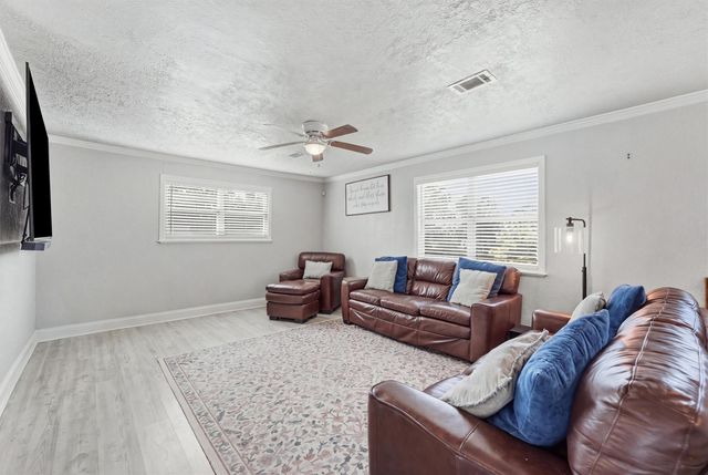 625 Shadylawn Street, Shoreacres, TX 77571
